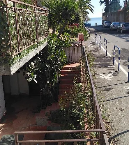 Apartment House Near The Giardini Naxos